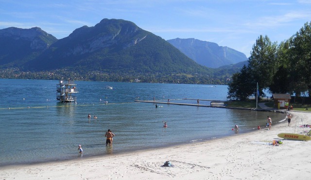 T3. 2 Bed Apart Private Garden, 200m to beach. super fast wifi. cheap bikes