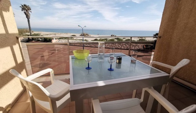 T3 a few meters from the beach with an unobstructed view of the sea ideally located in Sainte...