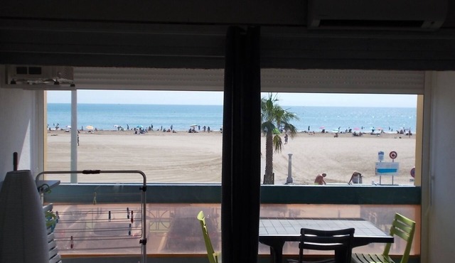 T3 apartment with air-conditioning on the seafront, completely refurbished and newly equipped.