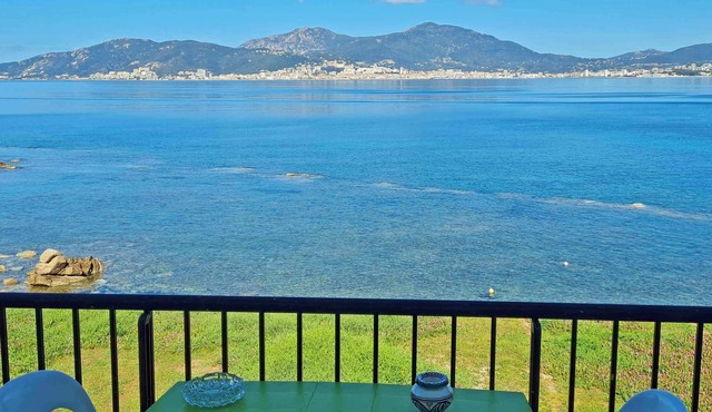 T3 Duplex 60 m2 waterfront, beach just below, Porticcio