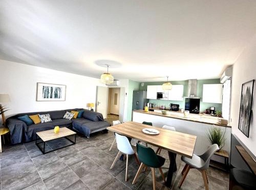 T3 lumineux avec terrasse, parking et piscine