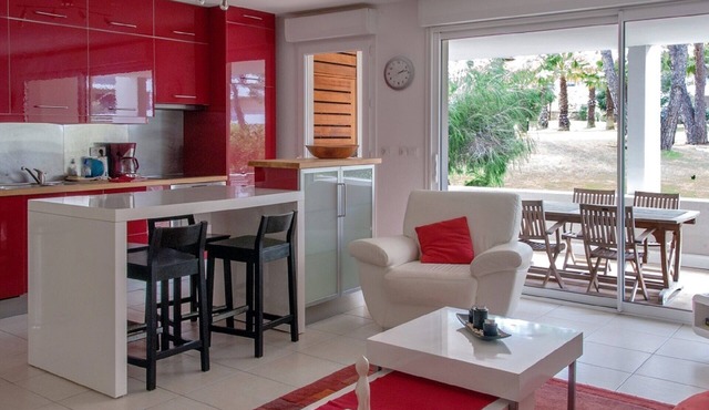 T3 of standing 80m2, terrace, swimming pool. Beach, shops 6 minutes walk