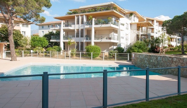 T3 of standing 80m2, terrace, swimming pool. Beach and shops 6 minutes walk