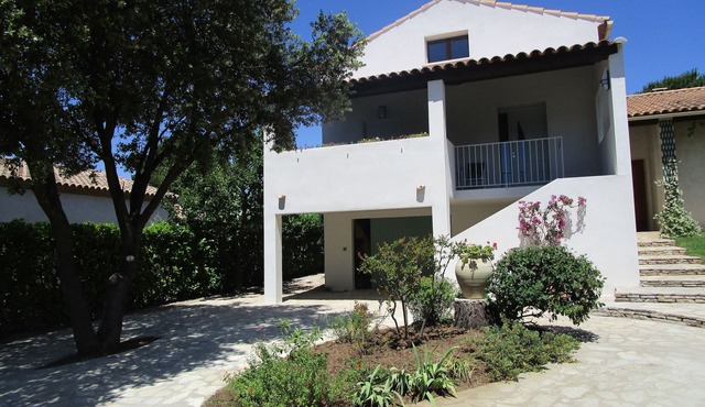 T3 shaded terrace apartment in a small village 20 minutes from the beaches