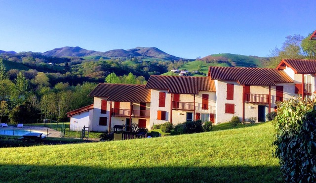 T3 with heated pool Espelette, ideal holiday or spa cures Cambo