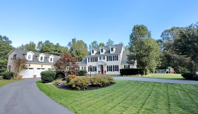 t32-Acre Retreat , Pool, Hot Tub, Theatre, Fire Pit, Games, sleeps 10