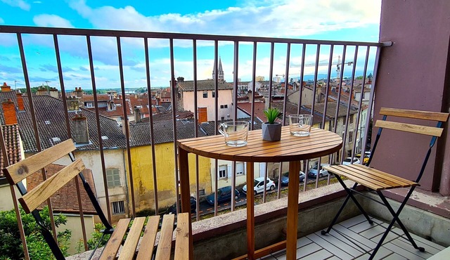 T4 - 100m2 Quiet city center - WIFI - balcony