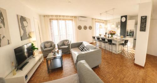 T4 3 chambres 4 étoiles clim avec garage ideal groupe tourisme et croisières proche Port Euromed Terrasses du port