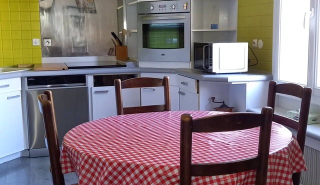 T4 apartment in townhouse, very bright, quiet area