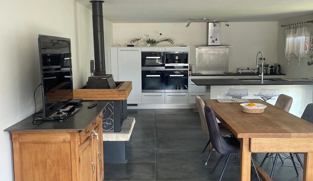 T4 family villa with garden and 8x4 pool equipped pool house