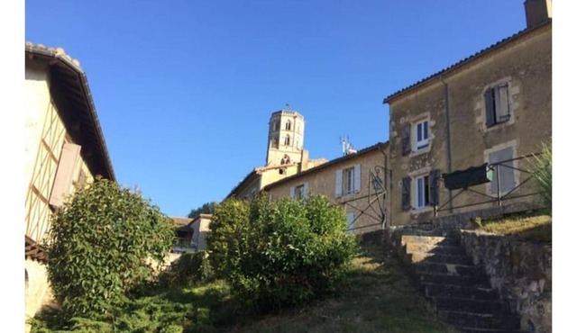 T4 house in the heart of a Gers village