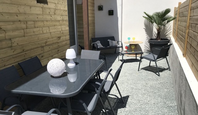 T4 with courtyard and SPA 400m from the beach