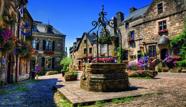 T50 - 3 bedroom chalet on site with heated swimming pool