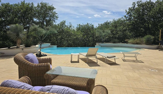 T6 Villa in Ardèche with Pool and Pets Allowed