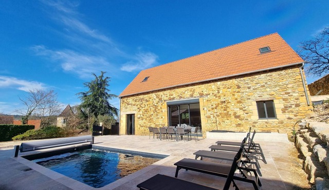 T6 with swimming pool in Dordogne
