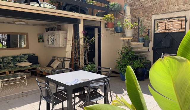 Tastefully renovated town house, courtyard and terrace with trees, 5 minutes from the beach