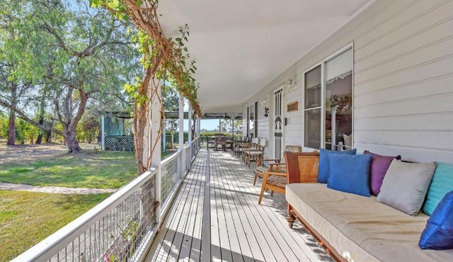 Tabitha Hill Estate close to wineries and nature