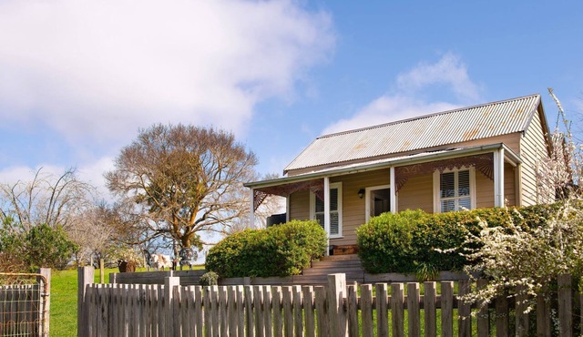 Table Hill Cottage is your quintessential Daylesford miner’s cottage