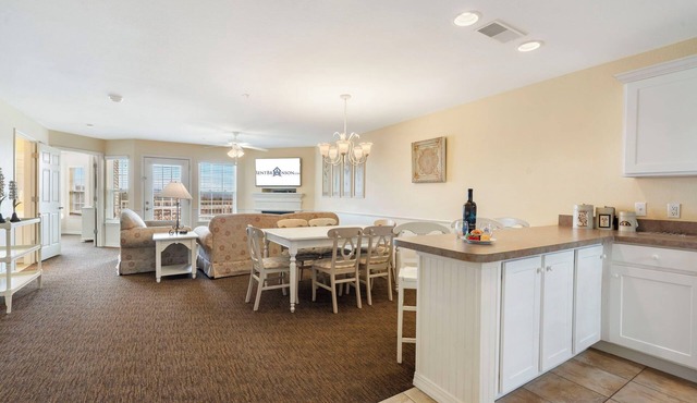 Table Rock Lake-Access Condo with Dual Kitchens, Community Outdoor Pool, Pickleball & Free Tickets