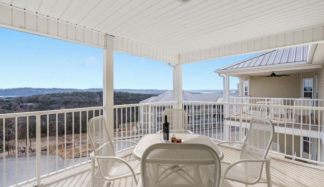 Table Rock Lake-Access Kim City Condo w/Community Pool, Mini Golf & Free Daily Tickets