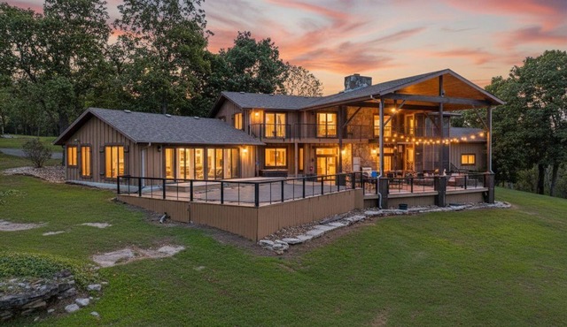 Table Rock Lake Access, Pvt Outdoor Pool, Pvt Hot Tub, $400 of Daily Tickets, Panoramic Views