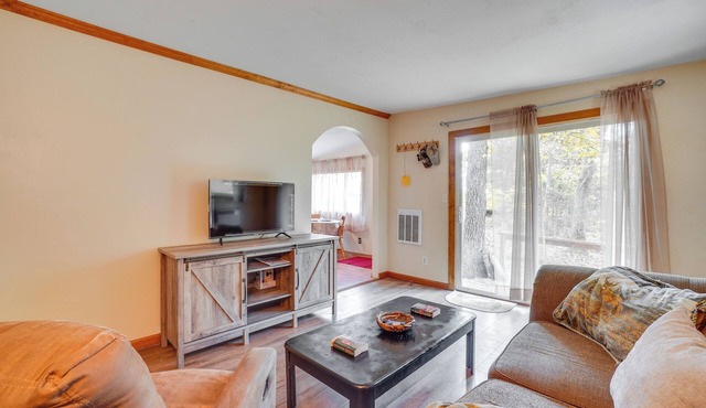 Table Rock Lake Cabin w/Deck & Bar!