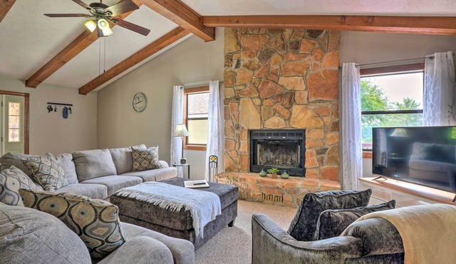 Table Rock Lake Getaway w/Fire Pit, Deck & Grill!