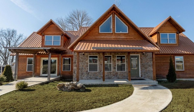 Table Rock Lake Luxe Cabin Chef's Kitchen King Bed