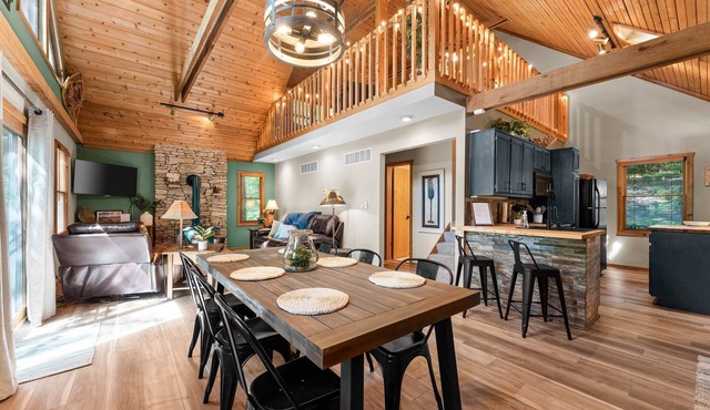 Table Rock Lake View, Huge Deck, Trees, Quiet, Updated, Decorated for Holidays!