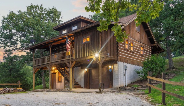 Table Rock Lake View Log Cabin with 26 Acres and near Branson Attractions