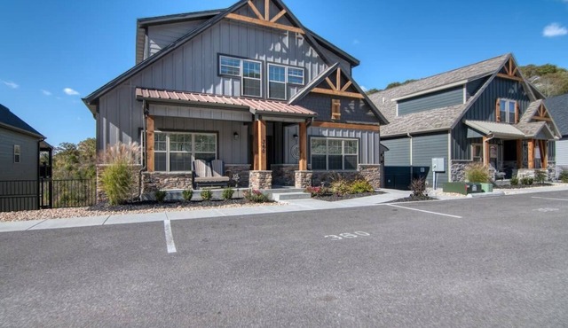 Table Rock Lake View! Two Community Pools!