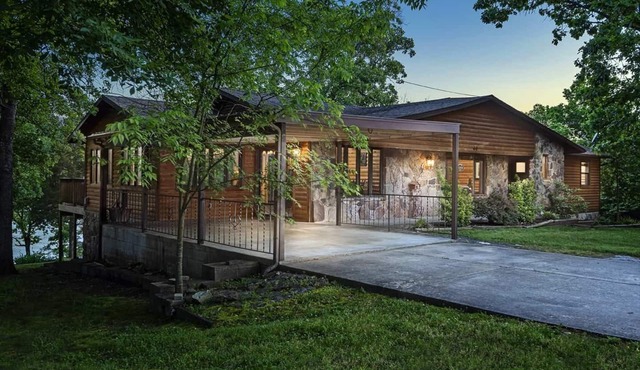 Table Rock Lodge - True Lake Front with Dock on 2 Acres