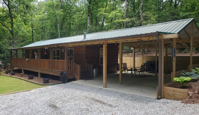 Table Rock Retreat. Cozy cabin with hot tub