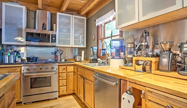 Table Rock Retreat - Spacious Private Pool Home In The Mountains by RedAwning