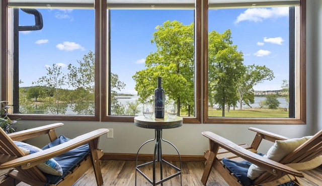 Table Rock Sunset Lakefront w/Wood Fireplace, Billiards, Cmty Hot Tub, Free Tix & Near Big Cedar