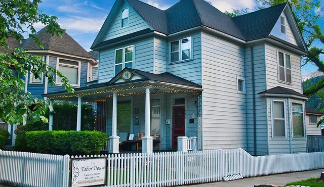 Tabor House All Season Vacation Rental LLC/Perfect for Families, Pets Welcome