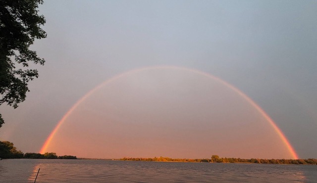 Tackle Box Retreat: Waterfront Escape with Fishing, Spa, Sauna, Pool & Gym