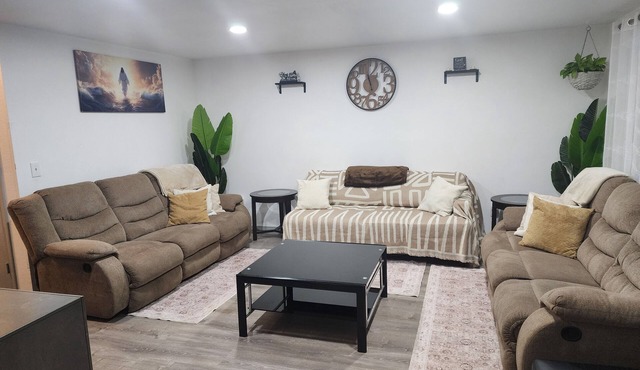 Tacoma Comfort Stay, Elegant 3BR Retreat Minutes to PLU, JBLM & Dining