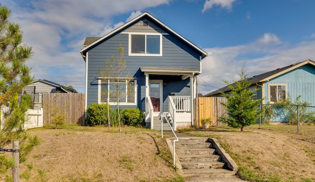 Tacoma Home w/ Covered Patio & Fire Pit!