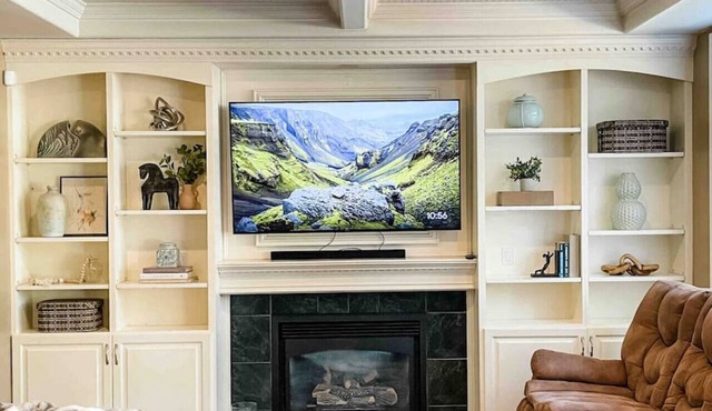 Tacoma Retreat- Hot Tub, Fireplace & AC!