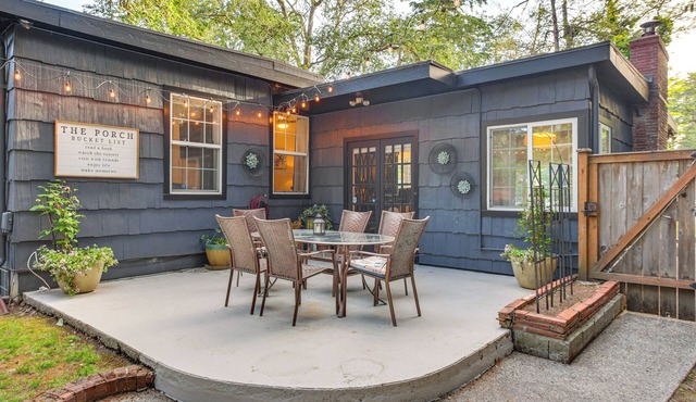 Tacoma Retreat w/Fire Pit - Walk to Lake Access!