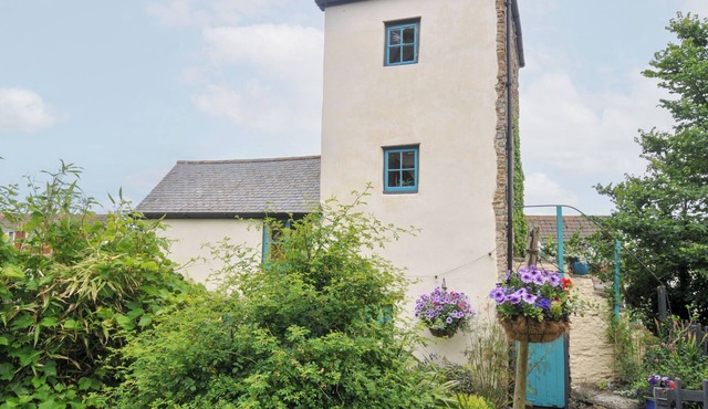 TADWORTHY TOWER, pet friendly, character holiday cottage in Northam