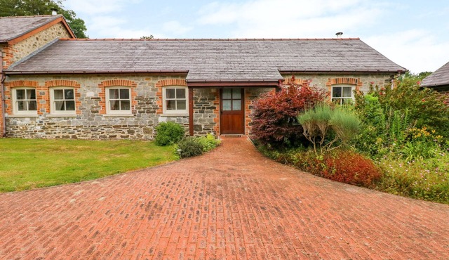 TAF COTTAGE, pet friendly, with hot tub in Llandeilo