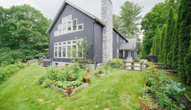 Taggart River House: Modern Luxury Meets Nature: Stunning river views, sleeps 10