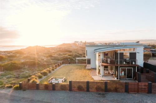 Tahiti Haven Ocean Front Modern Family Escape