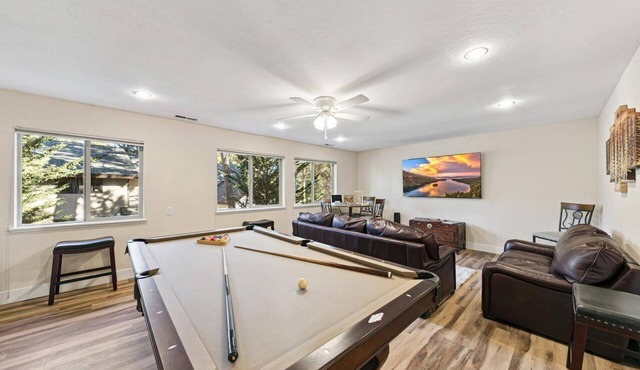 Tahoe Adventure Lodge: Hot Tub, Pool Table, Fireplace, 10 Guests+extra kids
