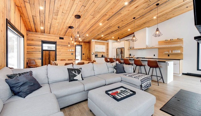 Tahoe 10 - Modern 5 bedroom chalet for 18 people at Mont-Sainte-Anne