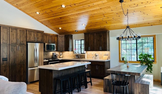 Tahoe Donner Chalet Truckee - Remodeled, Amenities Galore, Near Lakes and Skiing