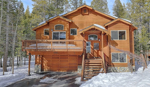 Tahoe Donner Luxury 4 BR House w/Hot Tub + Chef's Kitchen + Tesla Charger