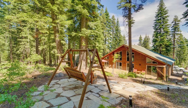 Tahoe Donner Mountain Cabin: Surrounded by Forest!
